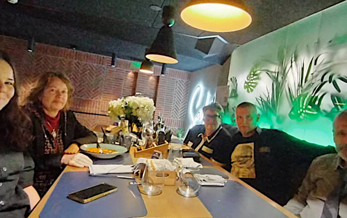 in the restaurant - very exhausted after the hanging from left to right: Lila, Andrea, Saundra, Aleksandar, André